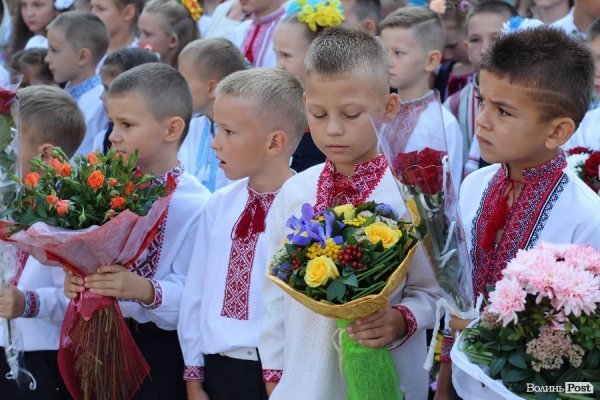 Перший дзвінок у луцькій школі пролунав із нотками суму. ФОТО