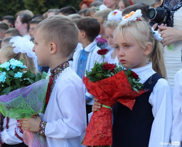 Перший дзвінок у луцькій школі пролунав із нотками суму. ФОТО