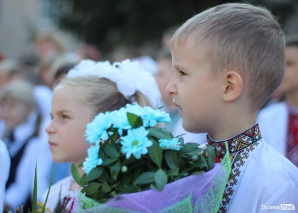 Перший дзвінок у луцькій школі пролунав із нотками суму. ФОТО
