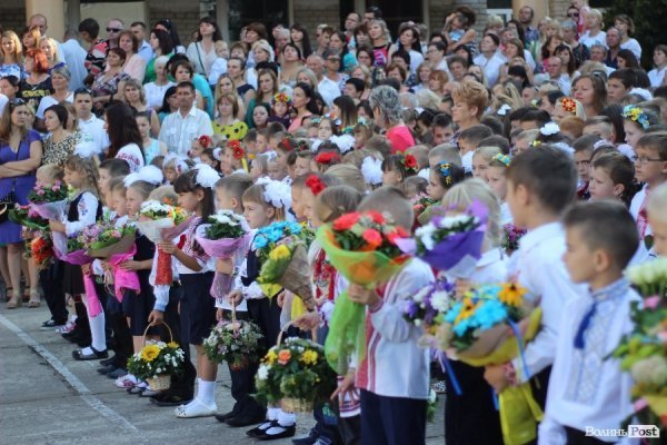 Перший дзвінок у луцькій школі пролунав із нотками суму. ФОТО