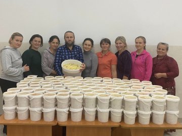 Жителі волинського села приготували майже 200 літрів салату для українських воїнів