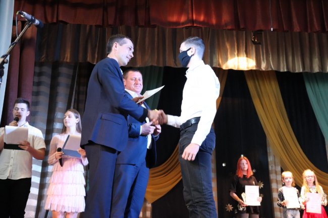 У громаді на Волині найкращим учням та педагогам вручили премії. ФОТО