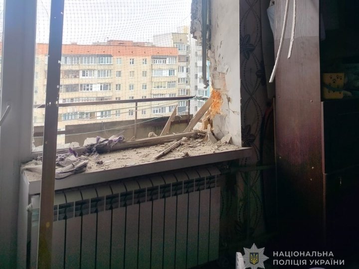 Пошкоджений будинок на Соборності: поліція працює на місцях влучань у Луцьку. ФОТО