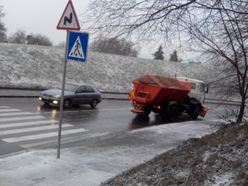 Як комунальні служби прибирали сніг на дорогах Волині. ВІДЕО