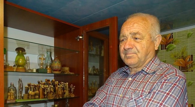 Скрипку вмістив у вишневій кісточці: майстер з Волині створює унікальні крихітні фігури