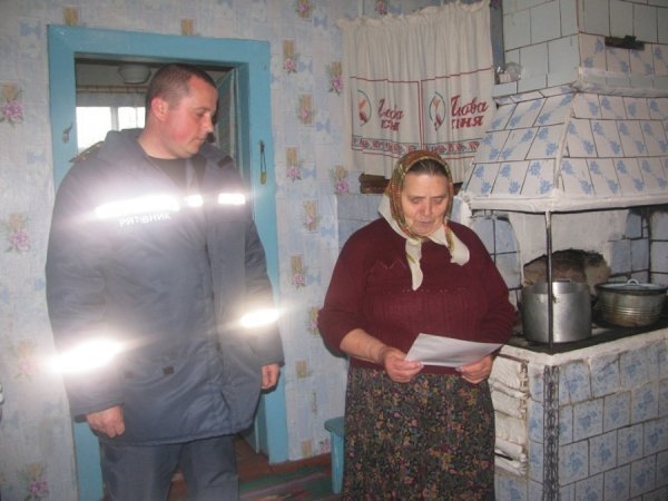 Що роблять пожежники, аби люди не поспалювали собі хат. ФОТО