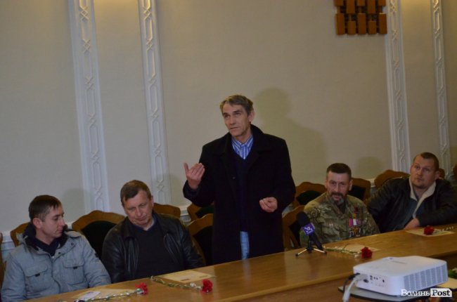 У Луцьку вручили перші посвідчення бійцям-добровольцям. ФОТО