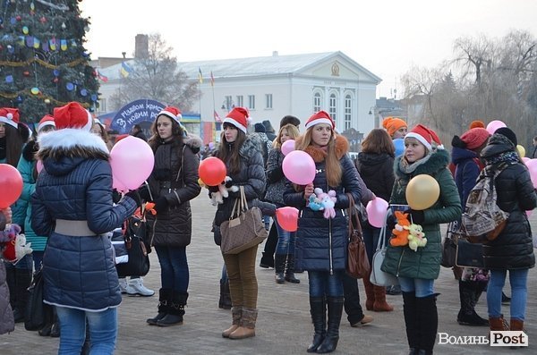 У центрі Луцька дітям роздавали печиво та подарунки. ФОТО
