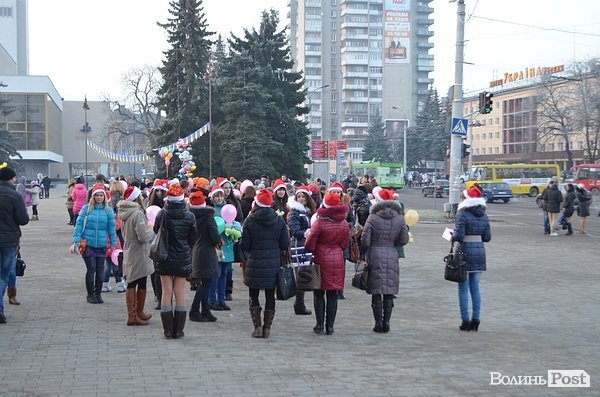 У центрі Луцька дітям роздавали печиво та подарунки. ФОТО