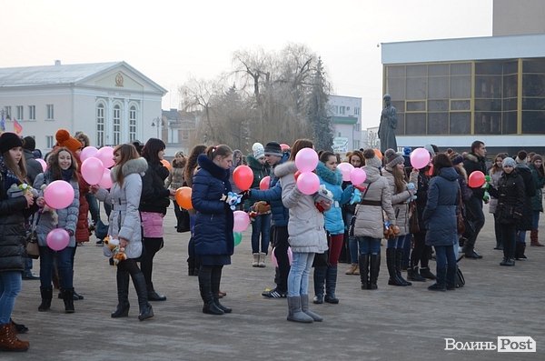 У центрі Луцька дітям роздавали печиво та подарунки. ФОТО