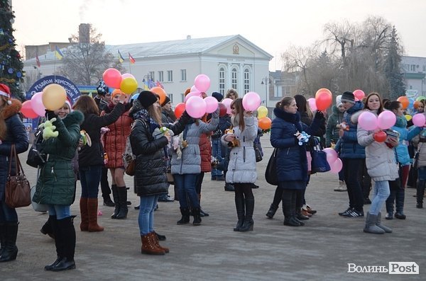 У центрі Луцька дітям роздавали печиво та подарунки. ФОТО