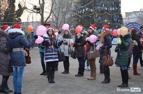 У центрі Луцька дітям роздавали печиво та подарунки. ФОТО