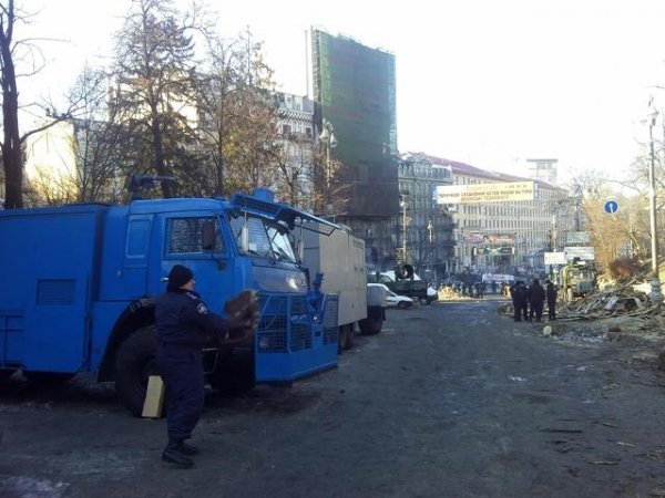 Силовики на Грушевського: важка техніка, свої «стіна координат» та кіноекран. ФОТО 