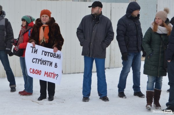 Блокування ВВшників у Луцьку: день другий. ФОТО