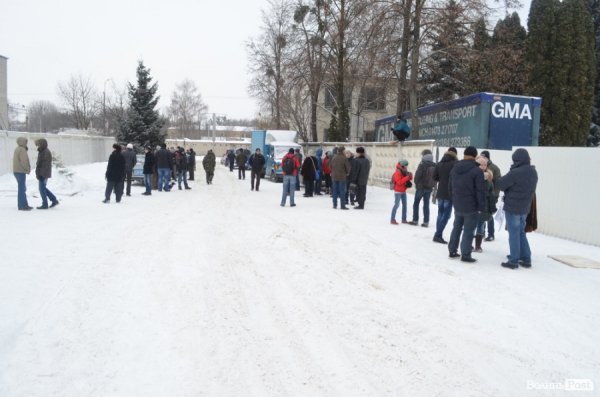 Блокування ВВшників у Луцьку: день другий. ФОТО