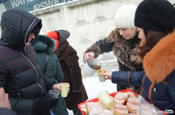 Блокування ВВшників у Луцьку: день другий. ФОТО
