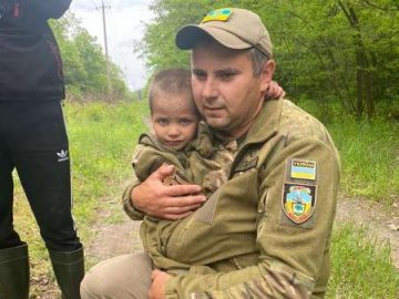 Справжнє диво: на Харківщини 2-річну дівчинку знайшли живою у лісі на четверту добу пошуків