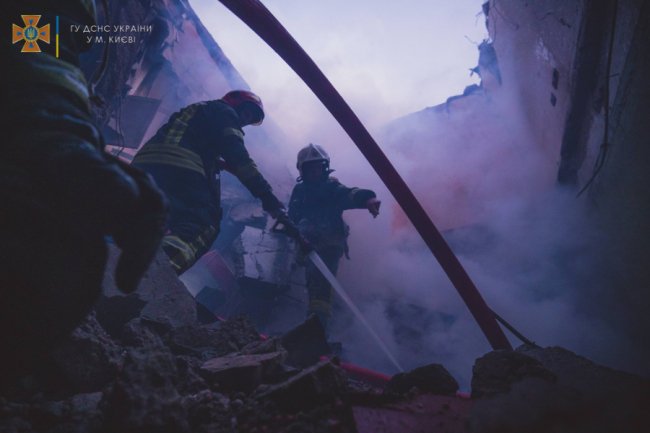 Рештки збитої ракети впали на київську багатоповерхівку. ФОТО