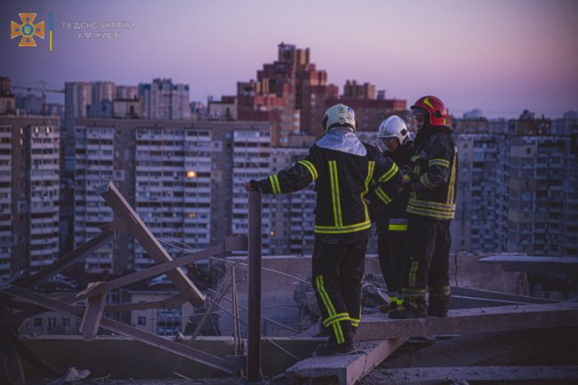Рештки збитої ракети впали на київську багатоповерхівку. ФОТО