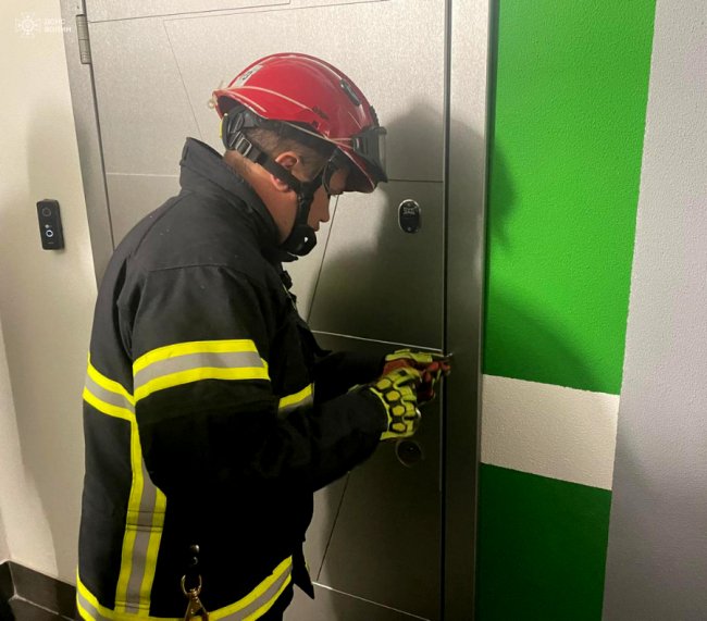 У Луцьку рятувальники визволили цуценят, які впали у 10-метровий колодязь