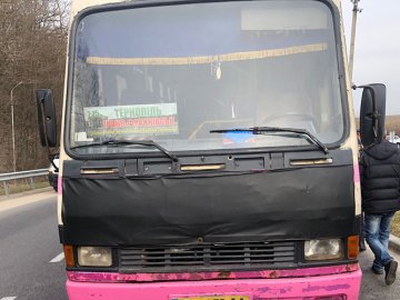 На трасі Ковель-Тереблече з автобуса під час руху випала жінка