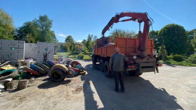 Території луцьких дитсадків очищують від автомобільних шин. ВІДЕО