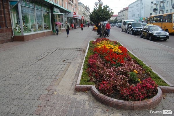 У центрі Луцька «просіла» бруківка. ФОТО