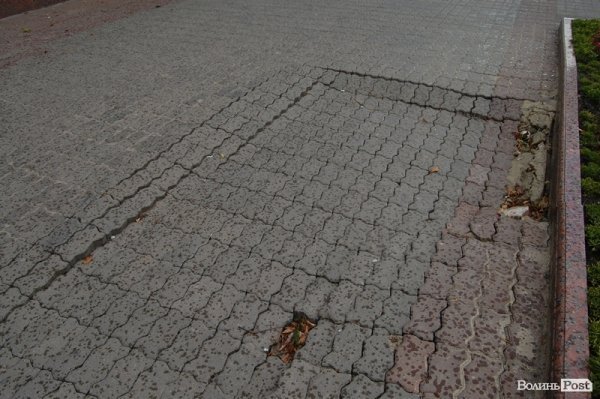 У центрі Луцька «просіла» бруківка. ФОТО