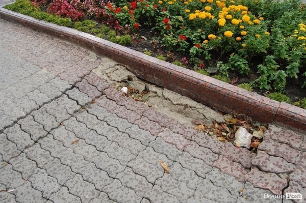 У центрі Луцька «просіла» бруківка. ФОТО