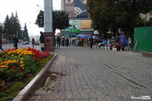 У центрі Луцька «просіла» бруківка. ФОТО