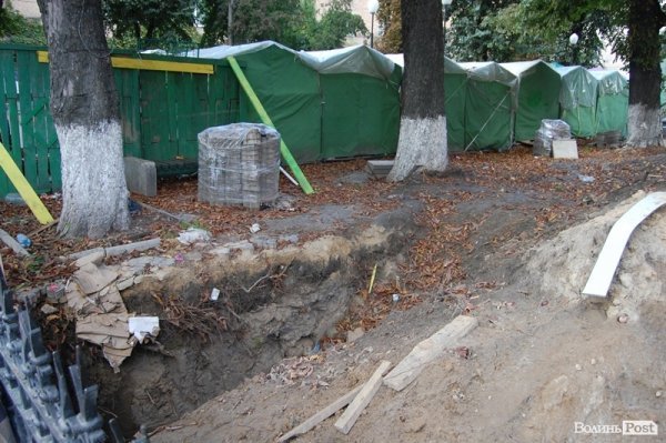 У центрі Луцька «просіла» бруківка. ФОТО