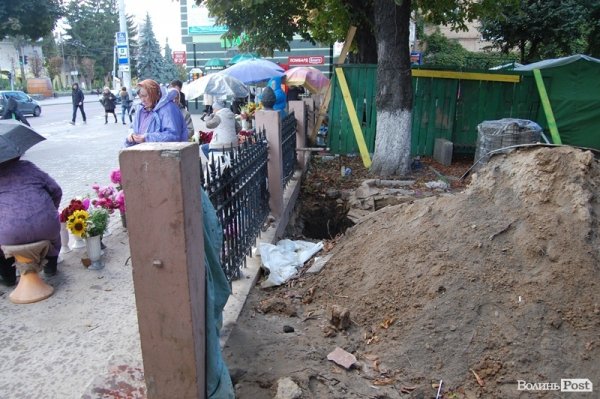 У центрі Луцька «просіла» бруківка. ФОТО