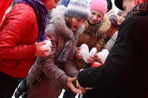 У центрі Луцька чоловіки вчилися «крутити» квіти для жінок. ФОТО