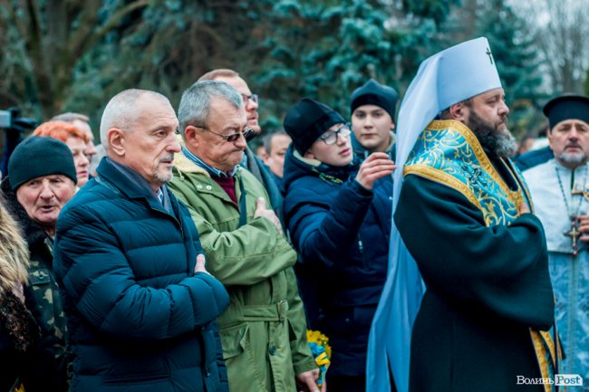 Квіти, сльози і свічки: у День Гідності та Свободи лучани вшанували пам'ять полеглих