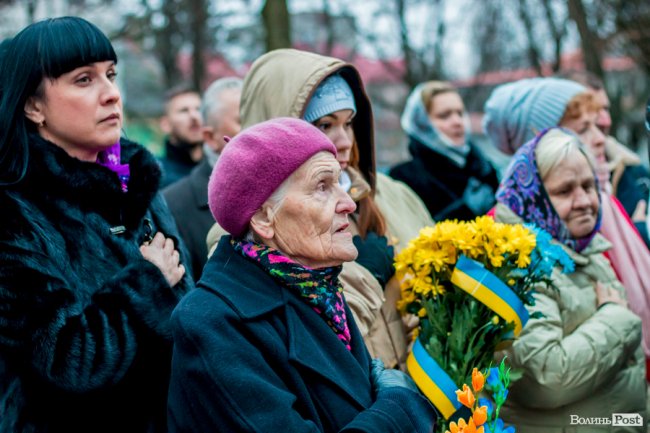 Квіти, сльози і свічки: у День Гідності та Свободи лучани вшанували пам'ять полеглих