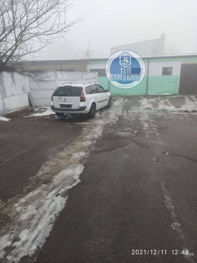 На Волині п’яний таксист в’їхав у Mercedes. ФОТО