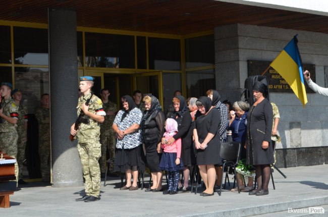 «Був сміливим, добрим і завжди допомагав»: у Луцьку попрощалися з Героєм Юрієм Лавренчуком. ФОТОРЕПОРТАЖ