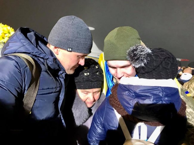 Фото зустрічі звільненого з полону волинянина