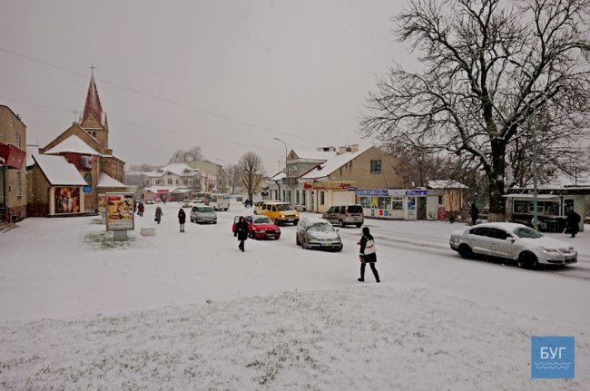 Вулиці Володимира засипало снігом. ФОТО