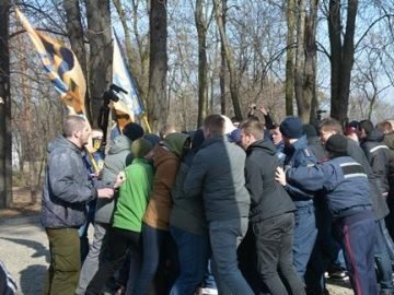 На могилі Шевченка побилися активісти