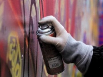 Спіймали «на гарячому» чоловіка, який малював графіті на паркані у Луцьку. ВІДЕО