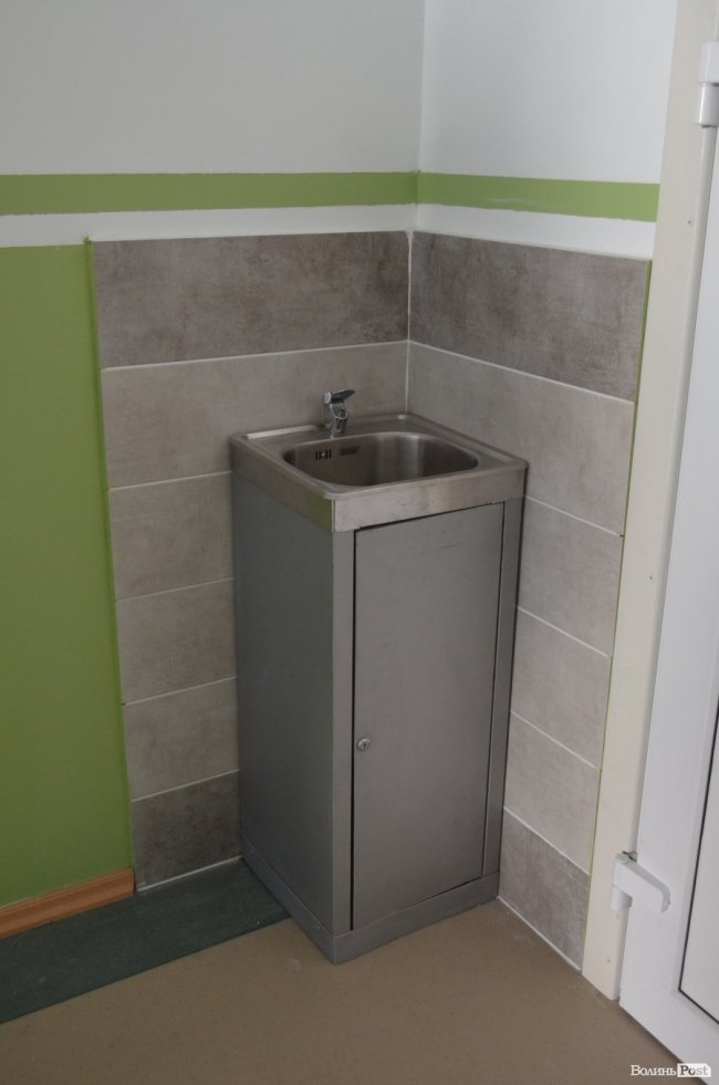 Кольорові стіни, ігрова кімната і басейн: луцька школа №27 зсередини. ФОТО