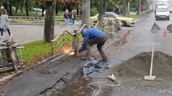 На проспекті Перемоги у Луцьку встановлюють нове огородження: рух ускладнений