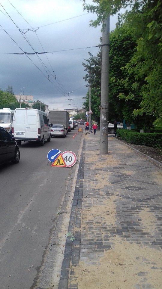 На одній з вулиць Луцька встановлюють турнікети. ФОТО