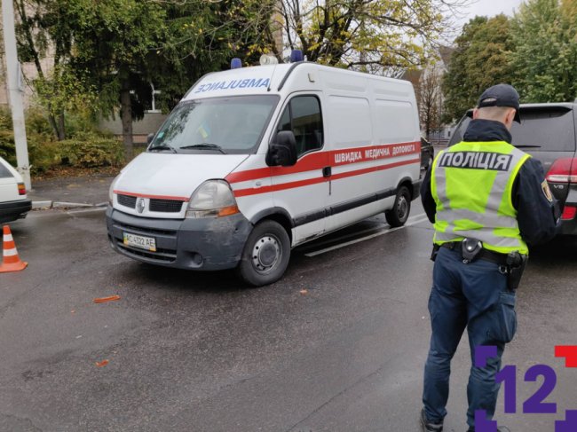 У Луцьку «швидка» влетіла у легковик. ФОТО