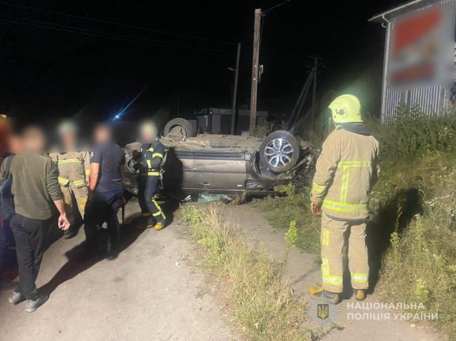 Вночі на Волині 18-річний водій авто перекинувся на дах: постраждали двоє пасажирок, одна з них - неповнолітня