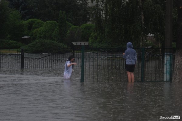 Ця дівчина наважилася перетнути калюжу на вулиці Потапова