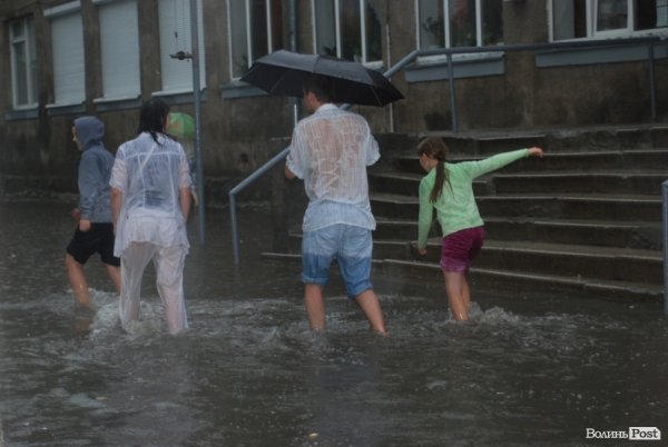 Справа - вхід в школу №9