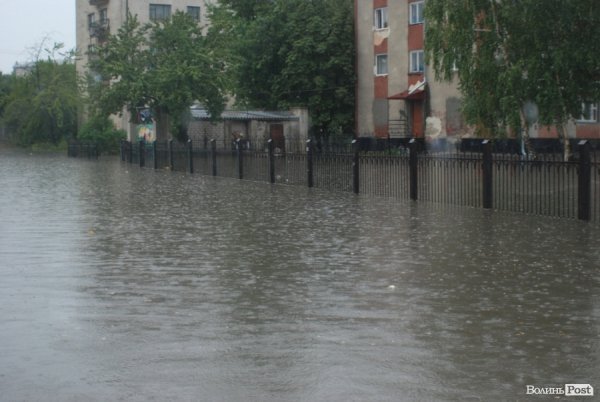 В центрі Луцька – потоп. ФОТО