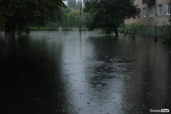 Калюжа на вулиці, яка з'єднує Винниченка та Потапова